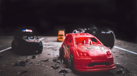 Choces de juguete simulando un coche accidentado después de una persecución policial.