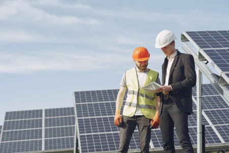 Dos operarios revisando una instalación de paneles solares